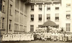 Erster Weltkrieg - Lazarett III Gewerbeschule Karlsruhe. Schwestern, Pfleger und Ärzte im Hof der Gewerbeschule
