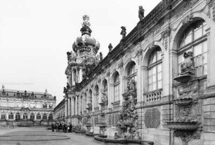 Dresden-Altstadt. Zwinger (1709-1728; M. D. Pöppelmann, B. Permoser). Langgalerie mit Kronentor