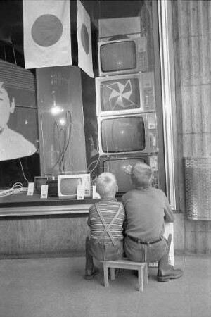 Verkauf von Fernsehgeräten im Kaufhaus Karstadt