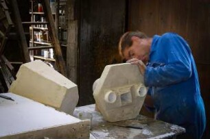 Frankreich. Basse Normandie. Manche. Villedieu les Pöles. Fonderie de cloches. Glockengiesserei. Arbeiter an einer Rohform