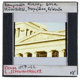 München, Propyläen : Giebelrelief Feldseite