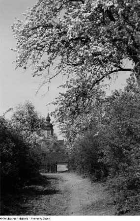 Blick auf einen Kirchturm