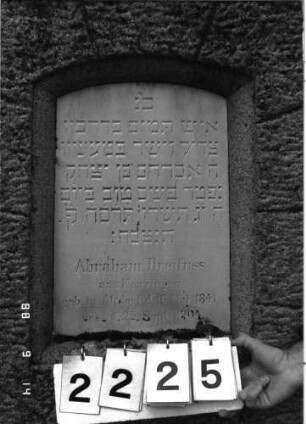 Grabstein 2225 (Index: 100097285) Maße HxBxT: 129x59x35 cm: Grabstein 2225 (Detailaufnahme)