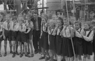 Reportage: VEB Stahl- und Walzwerk Brandenburg : Gruppenfoto der Pioniere