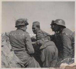 Wehrmachtssoldaten, Soldaten in Rußland, Ein Überläufer zeigt dem Kompanieführer und dem "vorgeschobenen Beobachter" den Weg zu seinem alten Bunker.