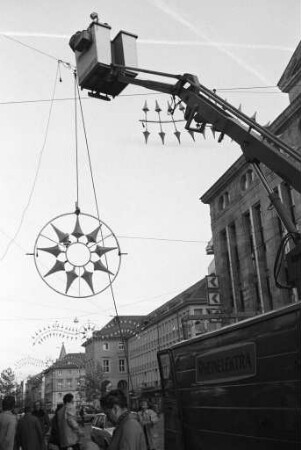 Montage der Weihnachtsbeleuchtung in der Fußgängerzone der Kaiserstraße