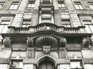 Dresden-Neustadt, Bischofsweg 30. Wohnhaus (um 1895). Fenster und Balkone (1. und 2. Obergeschoß)