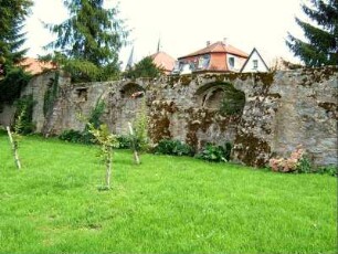 Stadtbefestigung-Ansicht im Nordwesten-Stadtmauer über feldseite (Höhe Lindenplatz) mit Strebepfeilern und Spolien der ehemalig innenseitig angebauten Stiftsgebäude