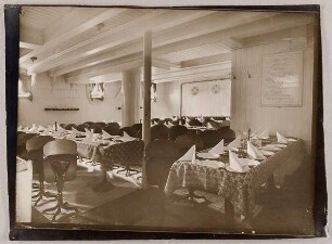 Speisesaal an Bord eines HAPAG-Dampfers