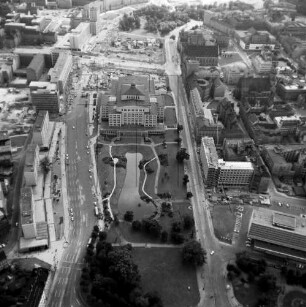 Oper und Schwanenteich zwischen Georgiring und Goethestraße in Leipzig : Blickrichtung Süden zum Karl-Marx-Platz