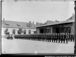 Angetretene Einheit des Feld-Artillerie-Regiments Nr. 46 vor einer Gruppe von Offizieren auf dem Wolfenbütteler Kasernenhof (älterer Positivabzug vorhanden)