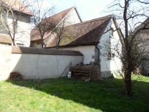 Altheim-Evangelische Kirche-Kirchhof im Ostsüdosten-Kirchhofmauer (verputzt-Wehrgang im 18 Jh abgetragen) sowie Auseinbauu an Stelle der Kirchhofmauer