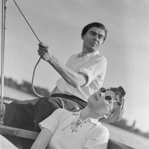 Elisabeth Gremmler (rechts) und ein befreundeter Mann auf einem Segelboot