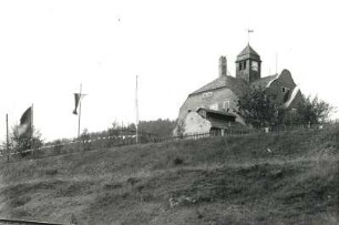 Niederstriegis-Grunau. Schule Grunau. Ansicht von den Bahngleisen