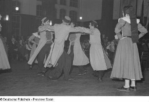 Tanzende Paare in Tracht bei einer Kulturveranstaltung der Gewerkschaft Handel