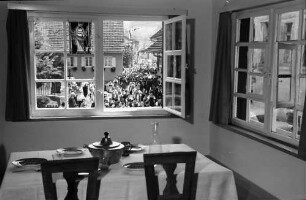 Hausen: Hebelhaus, Ausblick aus dem Fenster, mit Esstisch und Umzug