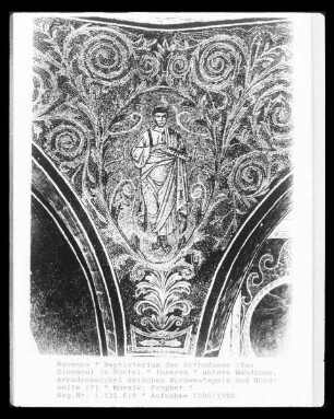 Mosaikdekoration — Nischen mit Thrönen und Altären — Propheten in Ranken