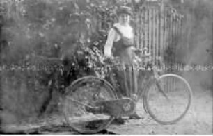 Anni Metzing mit ihrem ersten Fahrrad