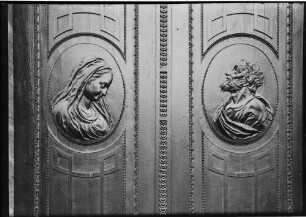 Sankt Blasien Abteikirche - Ansicht Eingangsportal - Detailaufnahme Medaillon von Maria und Johannes vermutlich nach Modellen von Wenzingers gefertigt