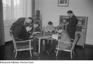 Sechs lesende Studenten