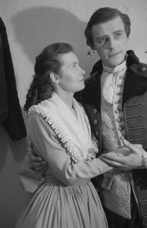 Szenenbilder aus dem Trauerspiel "Miss Sara Sampson" von Gotthold Ephraim Lessing im Theater am Schiffbauerdamm Berlin : Szene mit Thea Kämer als Sara Sampson (links) und Max Eckard als Mellefont
