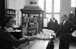 Basel [Schweiz]: Zollgrenze durch das Buffet