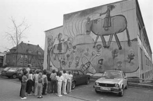 Gestaltung der Außenwand der Grund- und Hauptschule Stupferich durch Schülerinnen und Schüler