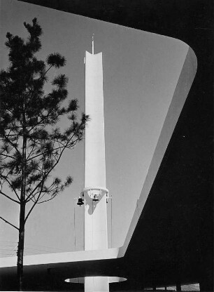 Frankreich. Royan. Glockenturm einer neuen Kirche