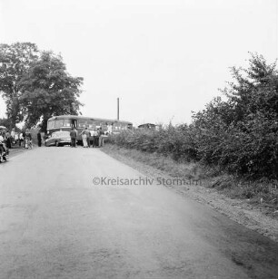 Bahnunfall: Eisenbahnstrecke der Elmshorn-Barmstedt-Oldesloe-Eisenbahn (EBOE): Bahnübergang Rümpeler Weg: Kollision eines Triebwagens mit einem Pkw: vorn Straße: rechts Hecke: hinten links beschädigter Mercedes: dahinter rechts Triebwagen und Andreaskreuz: davor rechts und links Zuschauer: hinten links Polizeifahrzeug und Polizisten: dahinter Bäume