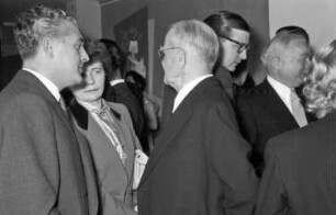 Höchenschwand: Gäste beim Aperitiv; Gruppe mit Prof. Uhlenhut