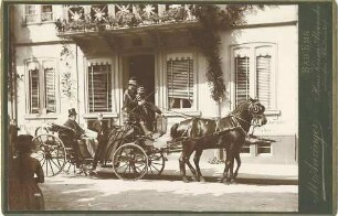 Kaiser Wilhelm I., König von Preußen in Zivilkleidung in Bad Ems, im offenen Landauer, gezogen von zwei Pferden sitzend, im Vordergrund Passanten