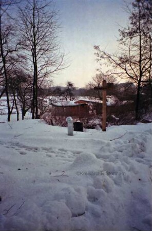 Naturerlebnis Grabau: Seminargebäude, dahinter See im Winter