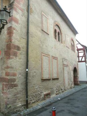 Stadtbild-Romanisches Steinhaus (1187-Vogtei 1984-renoviert)- Ansicht über Traufseite mit verschiedenen Fensterformen (mehrfach zweckentfremdend umgebaut)