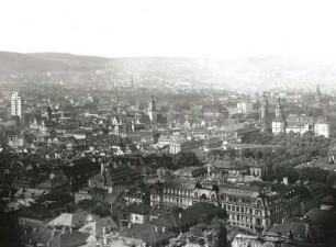 Stuttgart, Stadtansicht : Stuttgart. Blick über das Stadtzentrum mit Rathaus nach Westnordwest