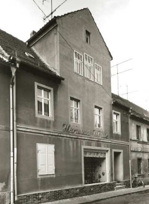 Belgern, Lindenstraße 2. Wohnhaus mit Ladeneinbau (1801/1850). Straßenanischt