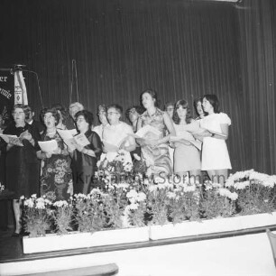 Oldesloer Singakademie von 1946: Oldesloer Hof: Saal: Festveranstaltung zum 25-jährigen Jubiläum: Gesangsvortrag des Chores: vorn Blumenschmuck: 26.09.1971