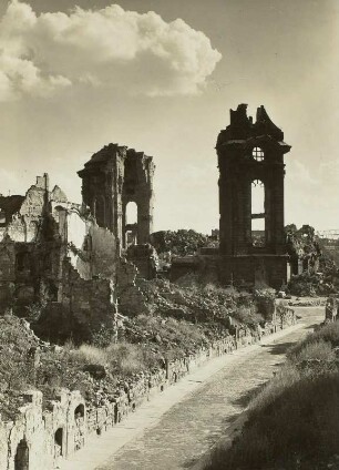 Blick von der Brühlschen Terrasse über die Münzgasse zur Ruine der Frauenkirche