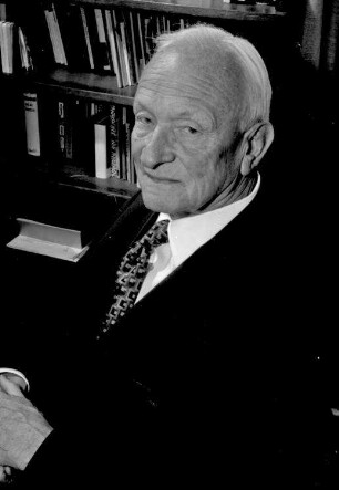 Freiburg: Wohnung; Hermann Linnemann; Portrait; vor Büchern