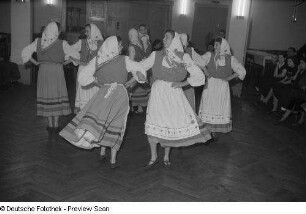 Tänzerinnen in Tracht beim Kreisausscheid für Volkskunst