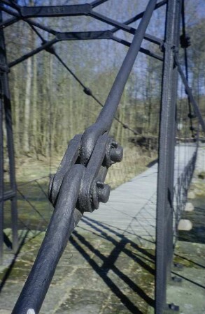 Gehweg ü. d. Ruhr im Park v. Haus Laer in Meschede