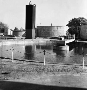 Klärwerk: Glindfelder Weg: dritte Reinigungsstufe, Chemikalien-Tank in Stahlturm: Tropfkörper: vorne Klärbecken