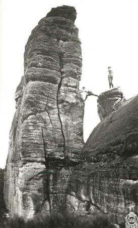 Sächsische Schweiz, Rathener Gebiet. Lokomotive. Bruno Henning beim Übertritt zwischen Pfeife und Esse