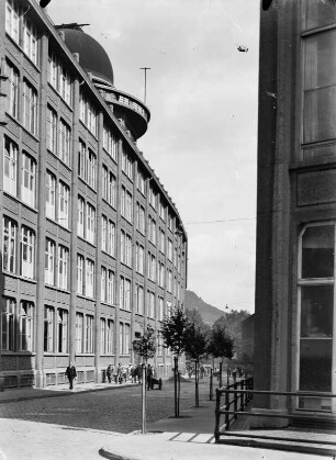 Jena, Zeiss-Werke, Verwaltungsgebäude mit Sternwarte, Straßenansicht