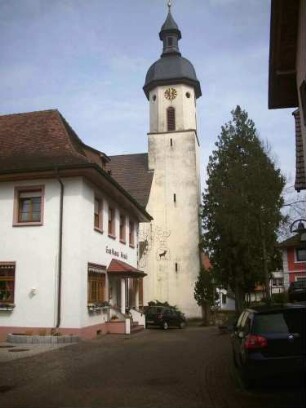 Ansicht von Norden mit Kirche im ehemaligen Kirchhof-Kirchturm im Kern Gotisch-Glockenstube und Dach Barock erneuert