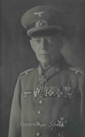 Adolf Schwab, Generalmajor, Polizeioberst, Kommandeur des Infanterie-Regimentes Nr. 127 in Uniform, Mütze mit Orden, Brustbild in Halbprofil