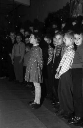 Kirchzarten: Flüchtlings-Durchgangslager, Flüchtlinge bei der Weihnachtsfeier, Kinder beim Singen