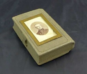 Briefbeschwerer in Form eines Gesangbuches