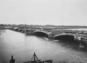 Hochwasser der Weser während der Bauzeit des Wasserstraßenkreuzes Minden