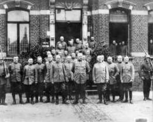Generalfeldmarschall von Hindenburg und das Offizierskorps seiner Regimenter