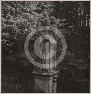 Figur "Frühling" am Wasserschloss Gießmannsdorf